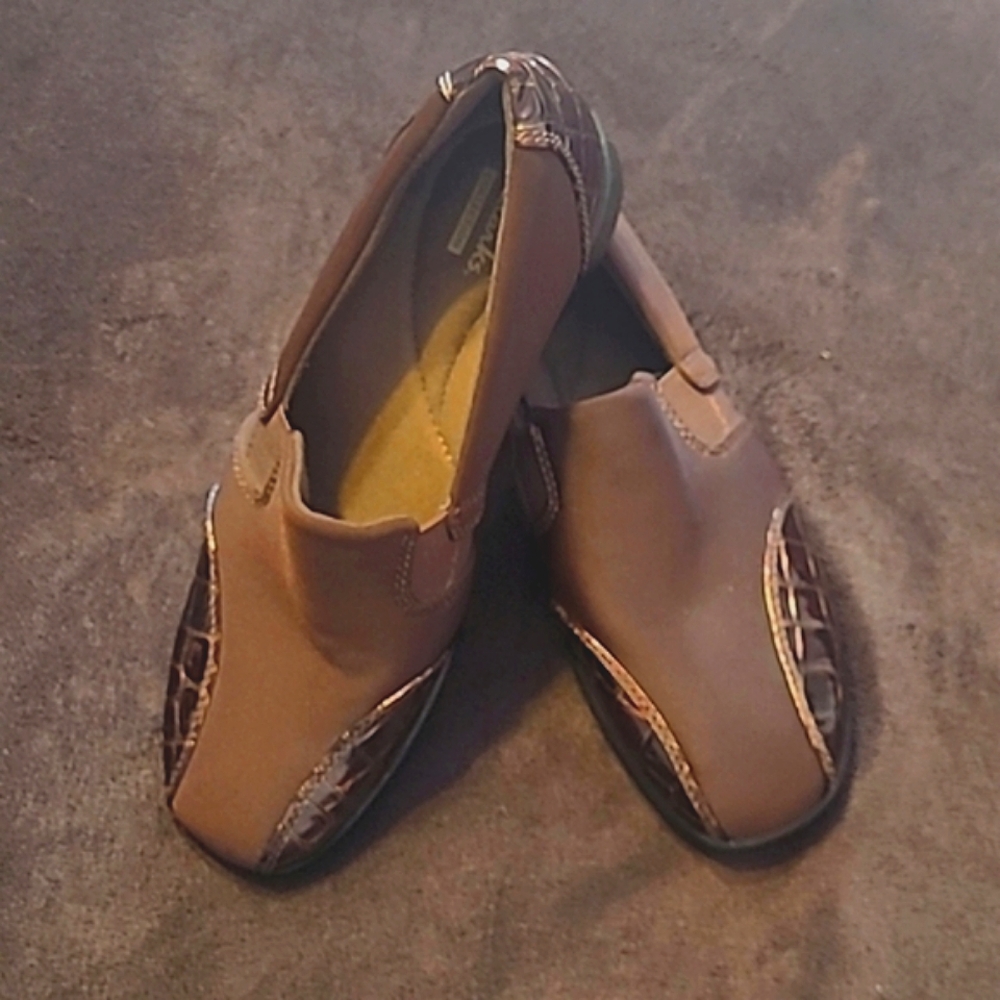 BNWT, Clark's brand women leather slip-on loafers, alligator print, Size: 7.5